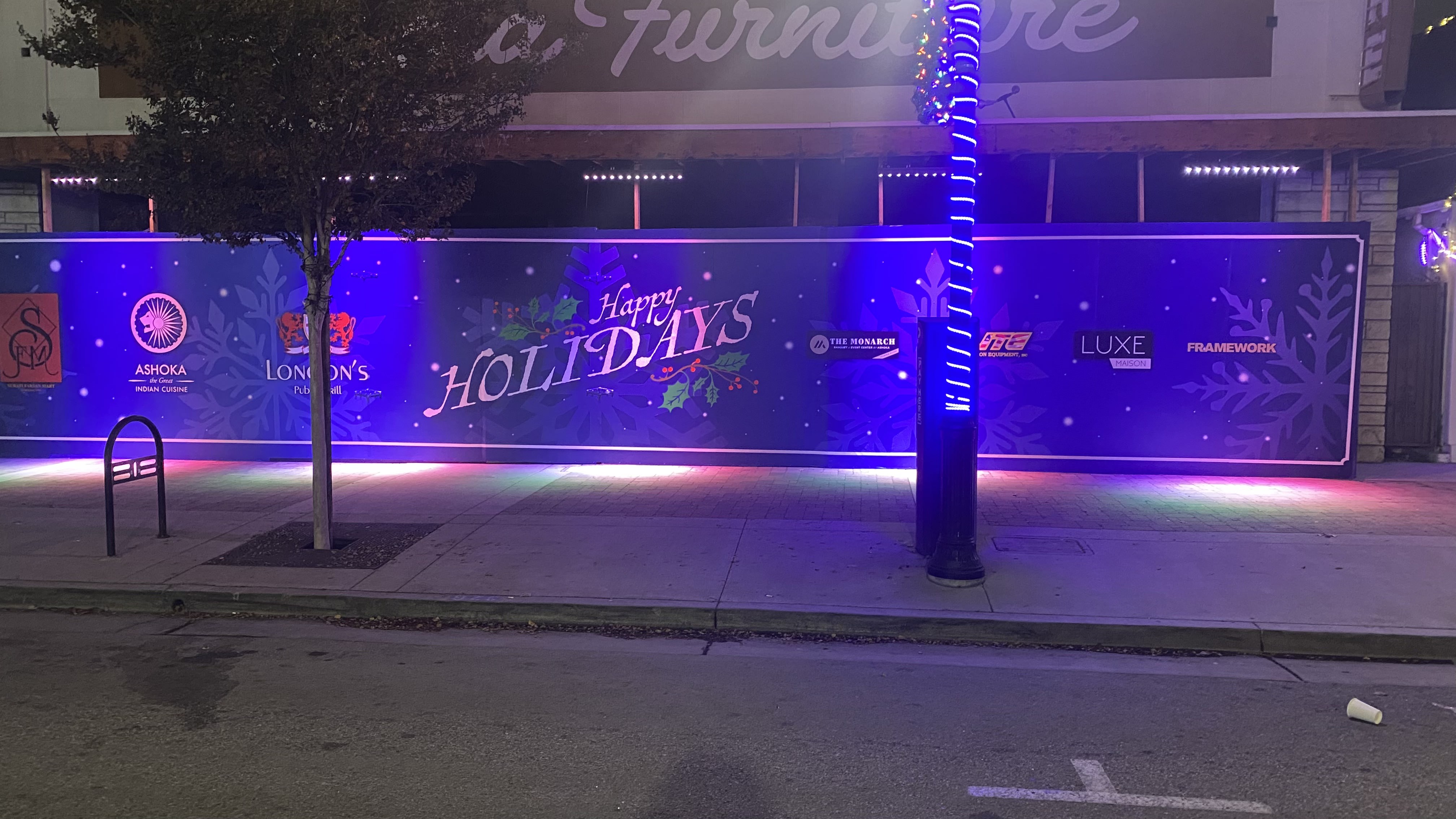 Wall / Decor - Holiday Decor